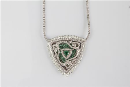 Collana in oro con diamanti e smeraldi. -. . Collana in oro bianco di gr 58...