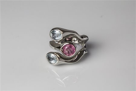 Anello in oro con zaffiro e acquamarine. -. . Anello in oro bianco con al...