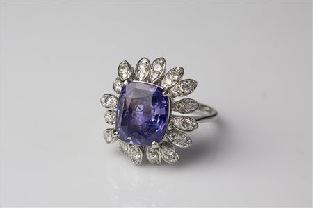 Anello in oro con zaffiro e diamanti. . . Anello in oro bianco con zaffiro di...