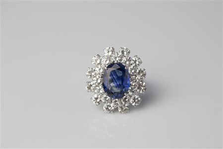 Anello con zaffiro e diamanti. . . Anello con zaffiro ovale per carati 5.52 e...