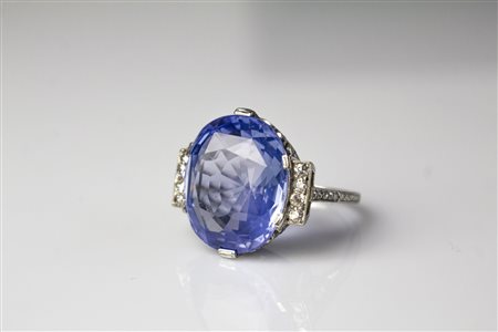 Anello in platino con zaffiro e diamanti. . . Anello in platino e diamanti di...