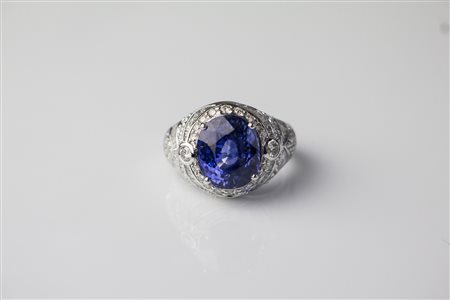 Anello in oro con diamanti e zaffiro . . . Anello in oro bianco di gr 10.8 e...