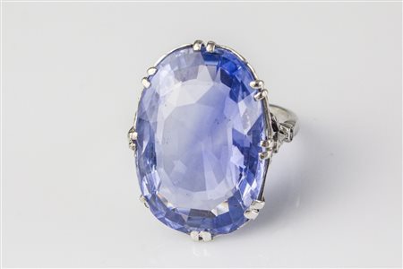 Anello in oro con zaffiro . . . Anello in oro bianco 18kt di grammi...