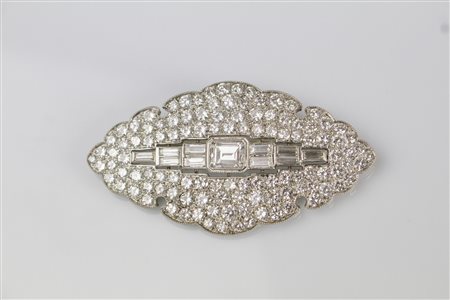 Spilla in platino e diamanti . . . Spilla in platino di grammi totali 20.70...