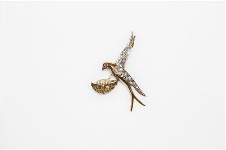 Spilla con colomba in oro giallo e diamanti. -. . Spilla colomba di grammi...