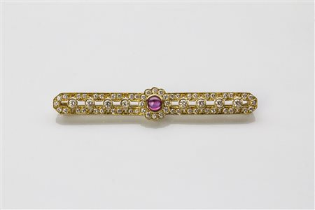 Spilla in oro con diamanti e rubino. . . Spilla in oro giallo di gr 8.30....