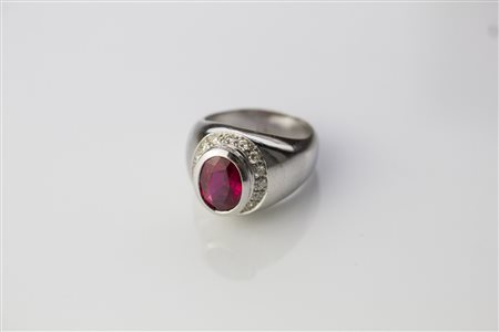 Anello in oro con diamanti e rubino sintetico. . . Anello in oro bianco di gr...