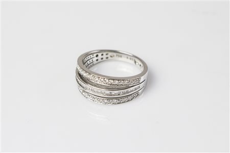 Anello in oro e diamanti. . . Anello in oro bianco di grammi complessivi...