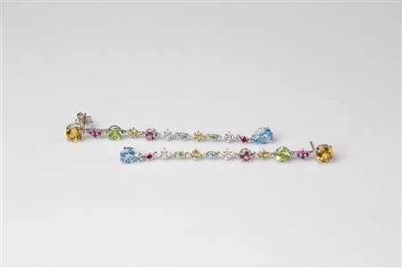 Orecchini con diamanti e pietre preziose. . . Paio di orecchini in oro bianco...