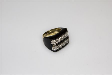 Anello con doppia banda di diamanti. -. . Anello in onice con doppia banda di...