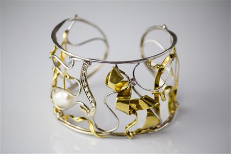 Bracciale in oro giallo e bianco 18kt, gr 37.90. Diamanti cts 0.25. -. ....