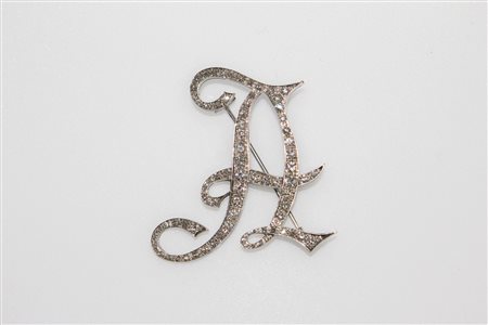 Spilla iniziale A in oro bianco e diamanti. -. . Spilla in oro bianco di...