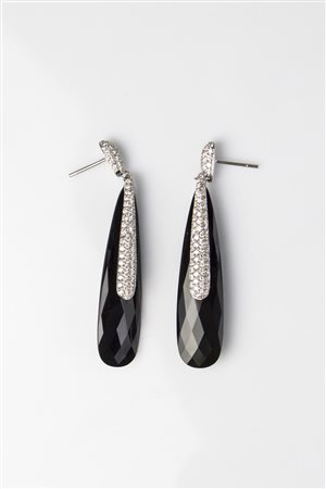 Orecchini in oro e onice con diamanti. . . Orecchini in oro bianco gr 14.30...