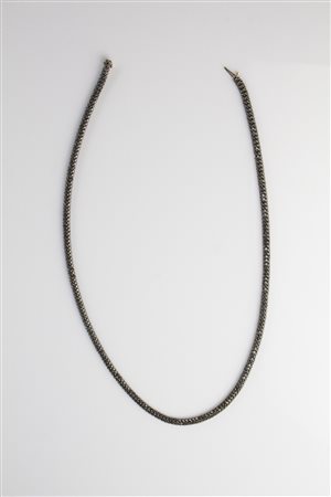 Collana in oro e diamanti . . . Collana in oro rosa di grammi 52 e diamanti...