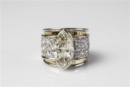 Anello in oro con diamanti. . . Anello in oro giallo e bianco di grammi...