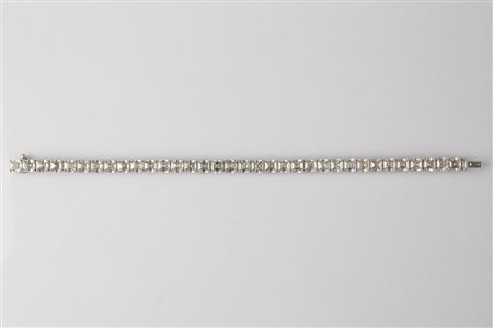 Bracciale tennis con diamanti. . . Bracciale tennis in oro bianco di gr 29.60...