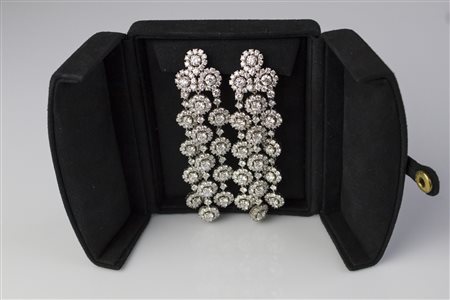 Parure di orecchini e bracciale in diamanti . . . Parure composta da un paio...