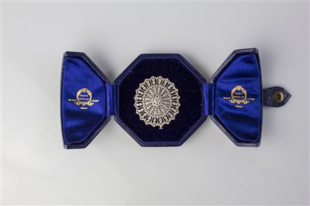 Anello in oro con rubino e diamanti. . . Anello in oro bianco di grammi...