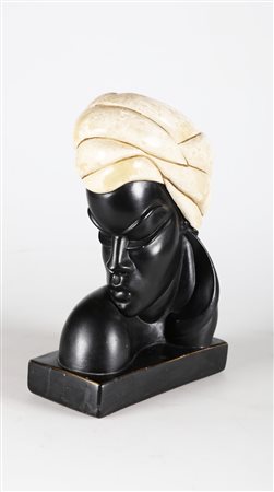 RACKER ALEXANDER Volto con turbante in ceramica e base in legno. Anni '50. ....