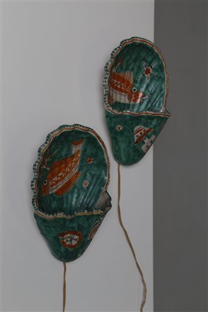 CERAMICHE ARTISTICHE SOLIMENE Coppia di applique in ceramica, anni 50. -. Cm...