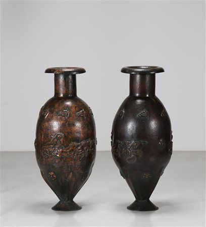 BRAGALINI ANGELO (n. 1913) Attrib. Coppia di grandi vasi in rame scolpito e...