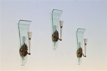MANIFATTURA ITALIANA Tre applique in ottone e cristallo curvato, anni 40. -....