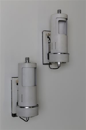 MANIFATTURA ITALIANA Coppia di lampade da parete in metallo laccato e...