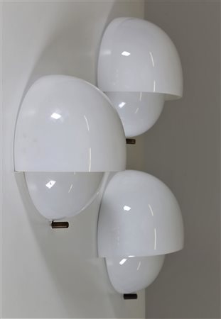MAGISTRETTI VICO (1920 - 2006) Tre lampade da parete in vetro opalino,...