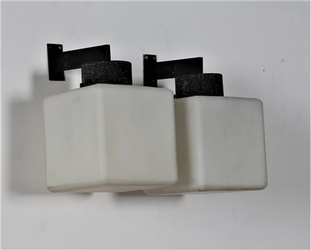 STILNOVO Coppia di lampade da parete in metallo e vetro satinato, anni 60. -....