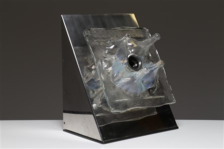 MANIFATTURA ITALIANA Lampada da tavolo in metallo cromato e vetro, anni 70....