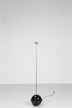 SALOCCHI CLAUDIO (1934 - 2009) Lampada da terra in ottone cromato e plastica,...