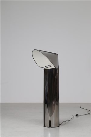 BELLINI MARIO (n. 1935) Lampada da terra in lamiera metallica, mod Chiara per...