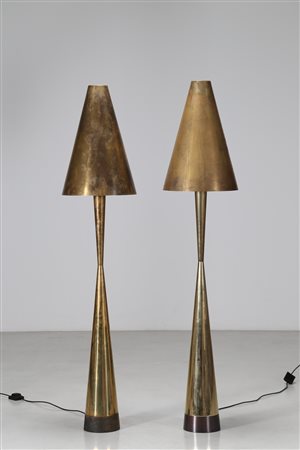 MANIFATTURA ITALIANA Coppia di lampade da terra in ottone, anni 70. -. Cm...
