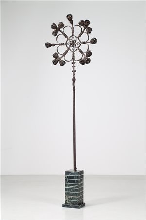 MAZZUCOTELLI ALESSANDRO (1865 - 1938) Lampada a grande fiore in ferro battuto...
