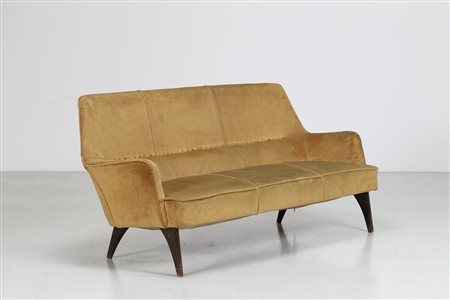 ISA BERGAMO Attrib. Divano in legno e velluto originale, anni 50. -. Cm...