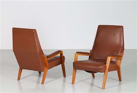 MANIFATTURA ITALIANA Coppia di poltrone in faggio e skai, anni 60. -. Cm...