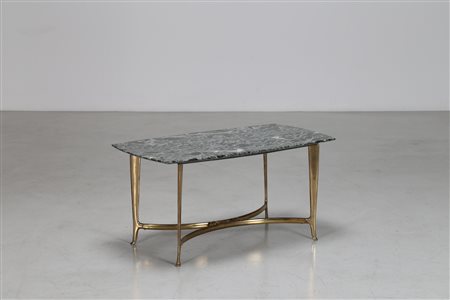 LACCA CESARE Tavolino in ottone dorato con piano in marmo, anni 50. -. Cm...