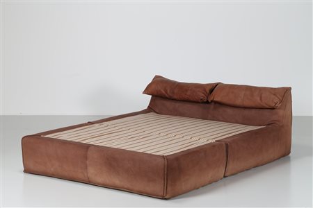 BELLINI MARIO (n. 1935) Letto matrimoniale in pelle mod. Bambolettone, serie...