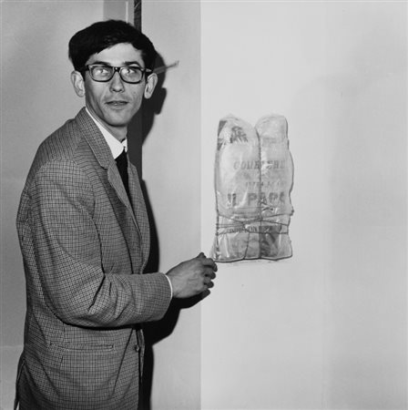 AGENZIA DUFOTO (-) Christo alla Galleria La Salita, RomaOttobre 1963stampa...