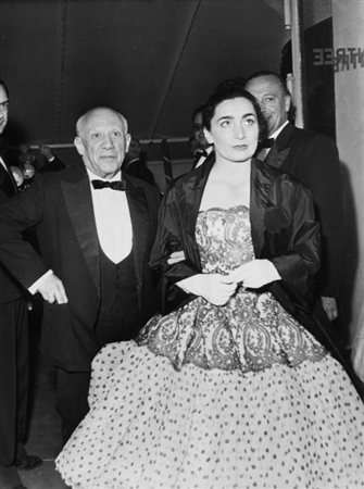 PICCIONE GIANNI (-) Picasso con la moglie Jacqueline al festival del cinema a...