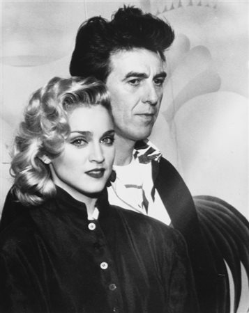 PHOTO G. (-) Madonna con George Harrison durante la conferenza stampaper la...