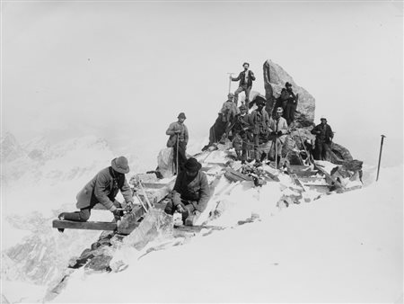 SELLA VITTORIO (1859-1943) Posa delle travi per il basamento della capanna,...