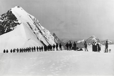 SELLA VITTORIO (1859-1943) La Regina Margherita con il suo seguito alla...
