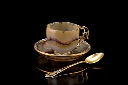 Tazza in agata con cucchiaino in oro e smalti policromi a volute fogliate....