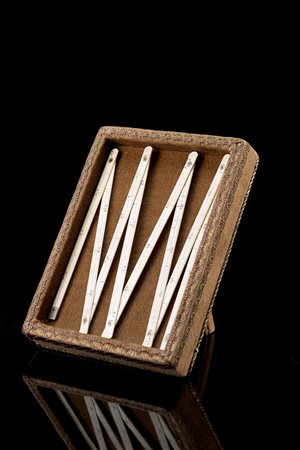 Metro in avorio con stecche pieghevoli inciso e iscritto su due lati....