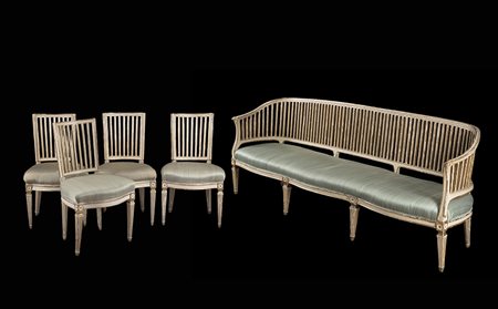 Divano e quattro sedie in legno laccato e dorato con schienali a listelli e...