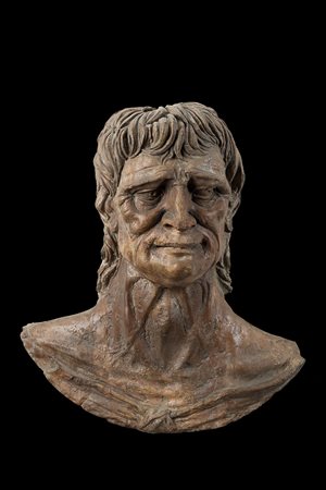 Antico busto in terracotta decorato in rilievo a ritratto virile (h. cm 64)...