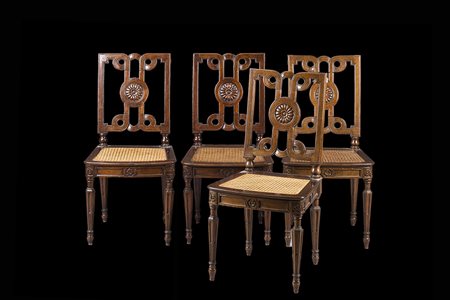 Gruppo di quattro sedie in noce con schienale a cartella traforata e...