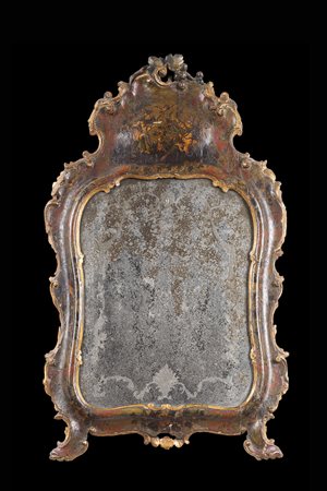 Specchiera di forma sagomata in legno intagliato e laccato a fiori e figure...