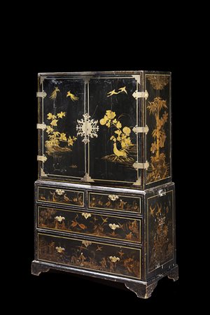 Mobile a due corpi in legno laccato nero a cineserie, rami fogliati, volatili...